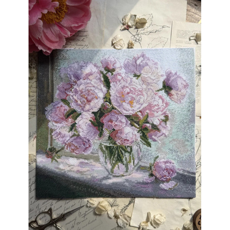Broderipakke "Peonies on the Window"
